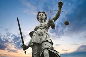 statue de femme et la balance de la justice
